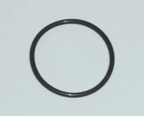 Schwarzer O-Ring auf hellem Hintergrund, der möglicherweise für Dichtungsanwendungen in Daikin Geräten verwendet wird.
